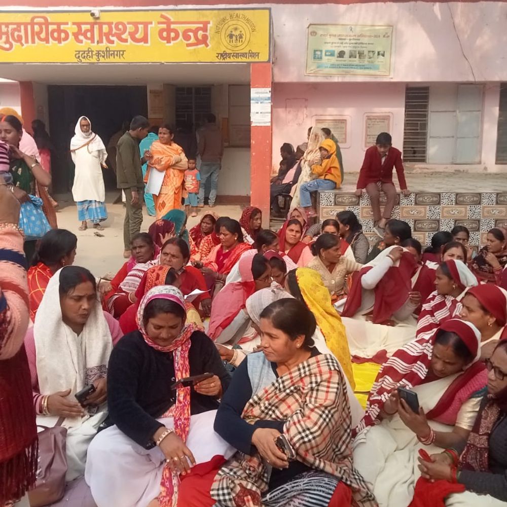 कुशीनगर में आशाओं का धरना 24वें दिन स्थगित:एसीएमओ के लिखित आश्वासन पर फैसला, मांगें न पूरी होने पर फिर आंदोलन