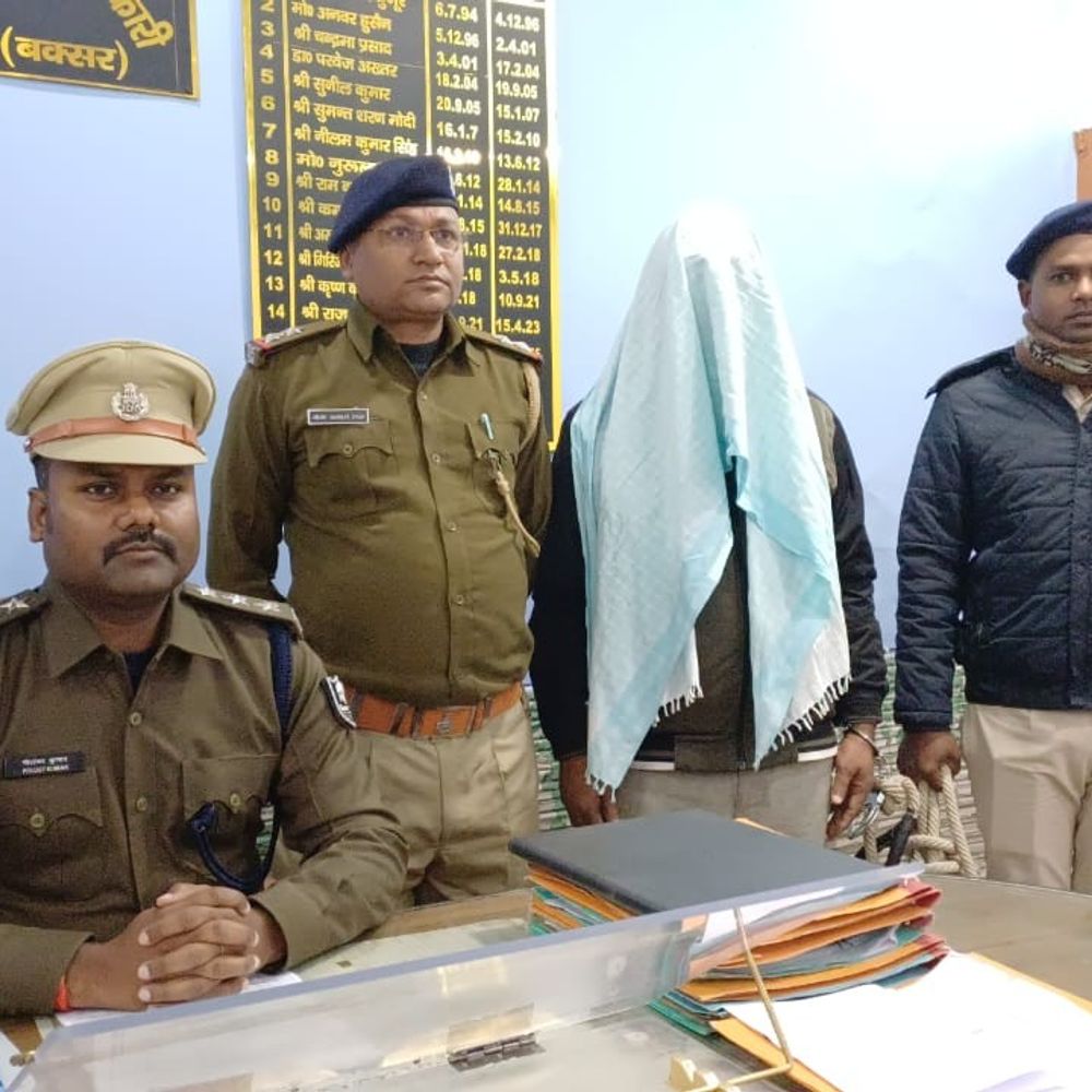 बक्सर में 25 हजार का इनामी अपराधी गिरफ्तार:टॉप-10 सूची में था शामिल, हत्या-रंगदारी के 8 मामले दर्ज
