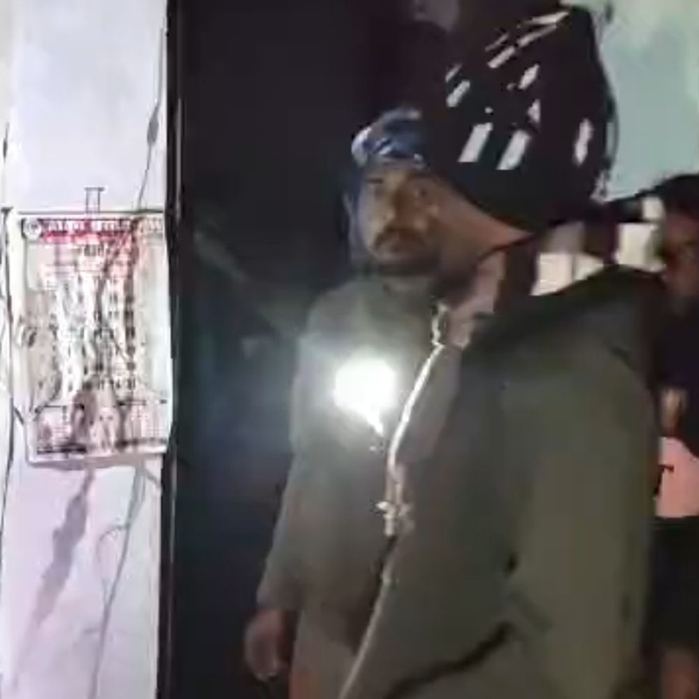 बांका में श्रृंगार दुकान में लगी आग:3 लाख की संपत्ति जलकर राख, लोगों ने दुकान का शटर उठाकर आग बुझाने का किया प्रयास