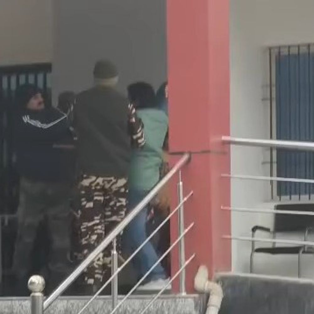 सदर अस्पताल में सुरक्षागार्ड-युवक में मारपीट, वीडियो वायरल:इमरजेंसी वार्ड में प्रवेश रोकने पर विवाद, तीन लोग घायल