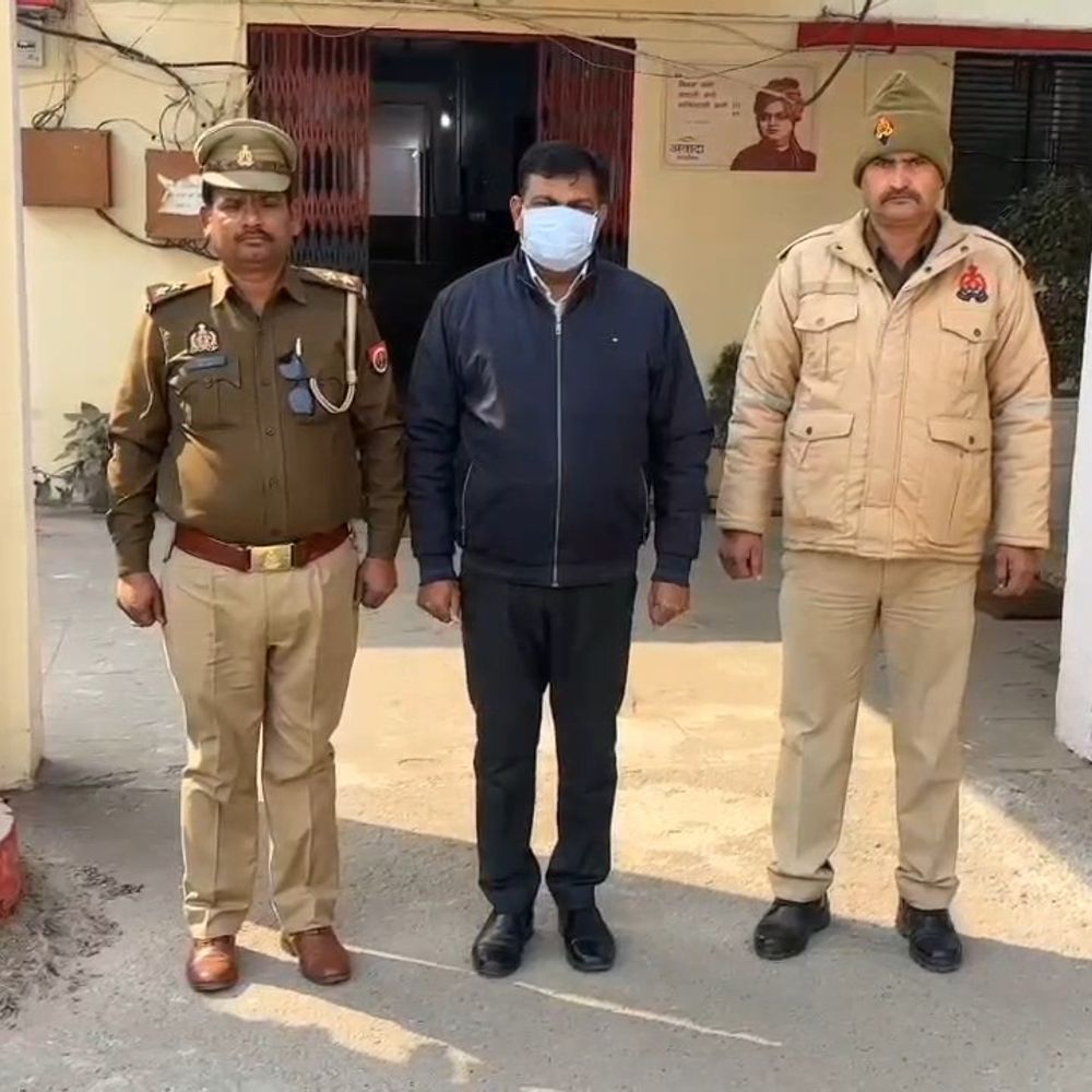 ग्रेटर नोएडा कॉलेज में छात्र से मारपीट का आरोप:दो प्रोफेसरों पर केस दर्ज, एक हिरासत में