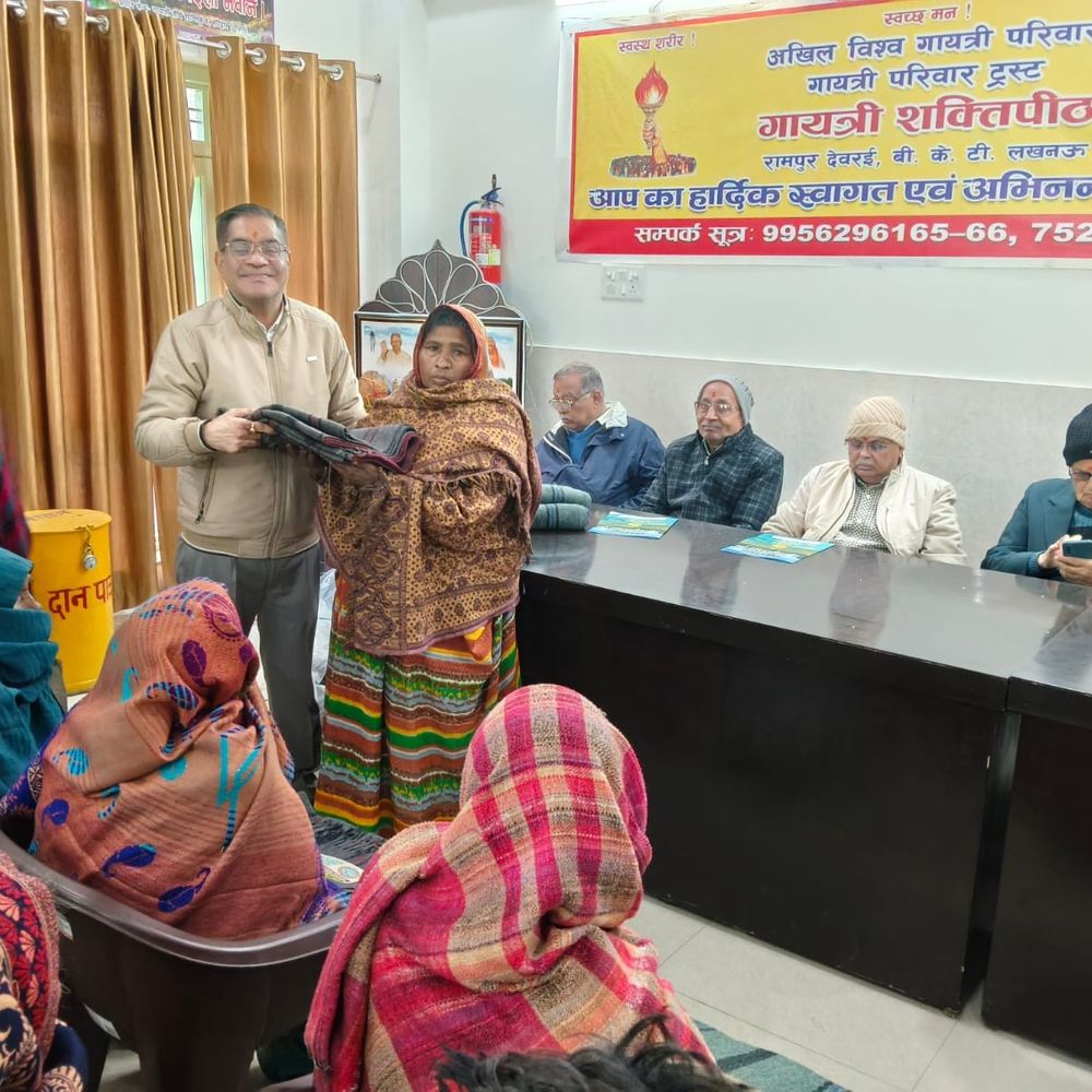बीकेटी में 100 ग्रामीणों को कंबल वितरित:गायत्री शक्तिपीठ परिसर में भावना प्रकोष्ठ ने किया आयोजन