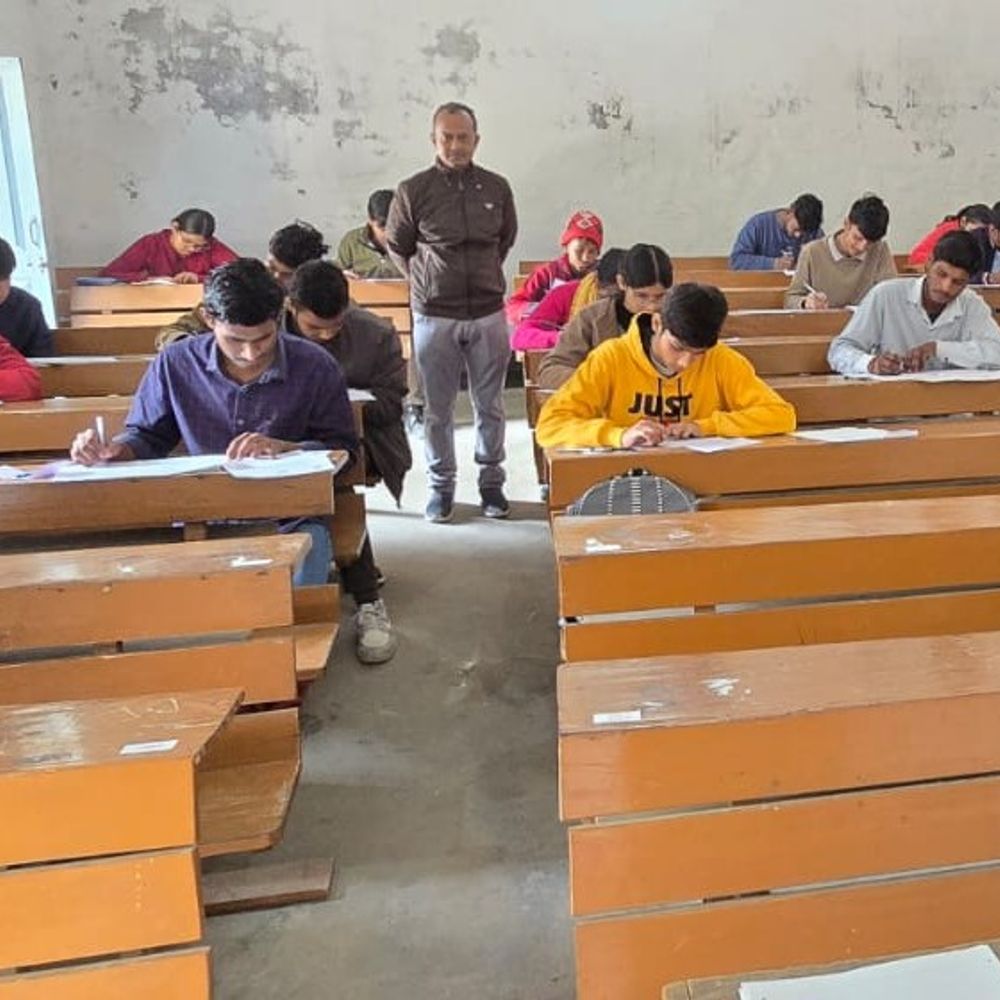 साहित्य चेतना समाज ने छात्रों के लिए प्रतियोगिताएं आयोजित कीं:गाजीपुर के इंटर कॉलेज और मार्टर मेमोरियल स्कूल में सैकड़ों छात्र शामिल