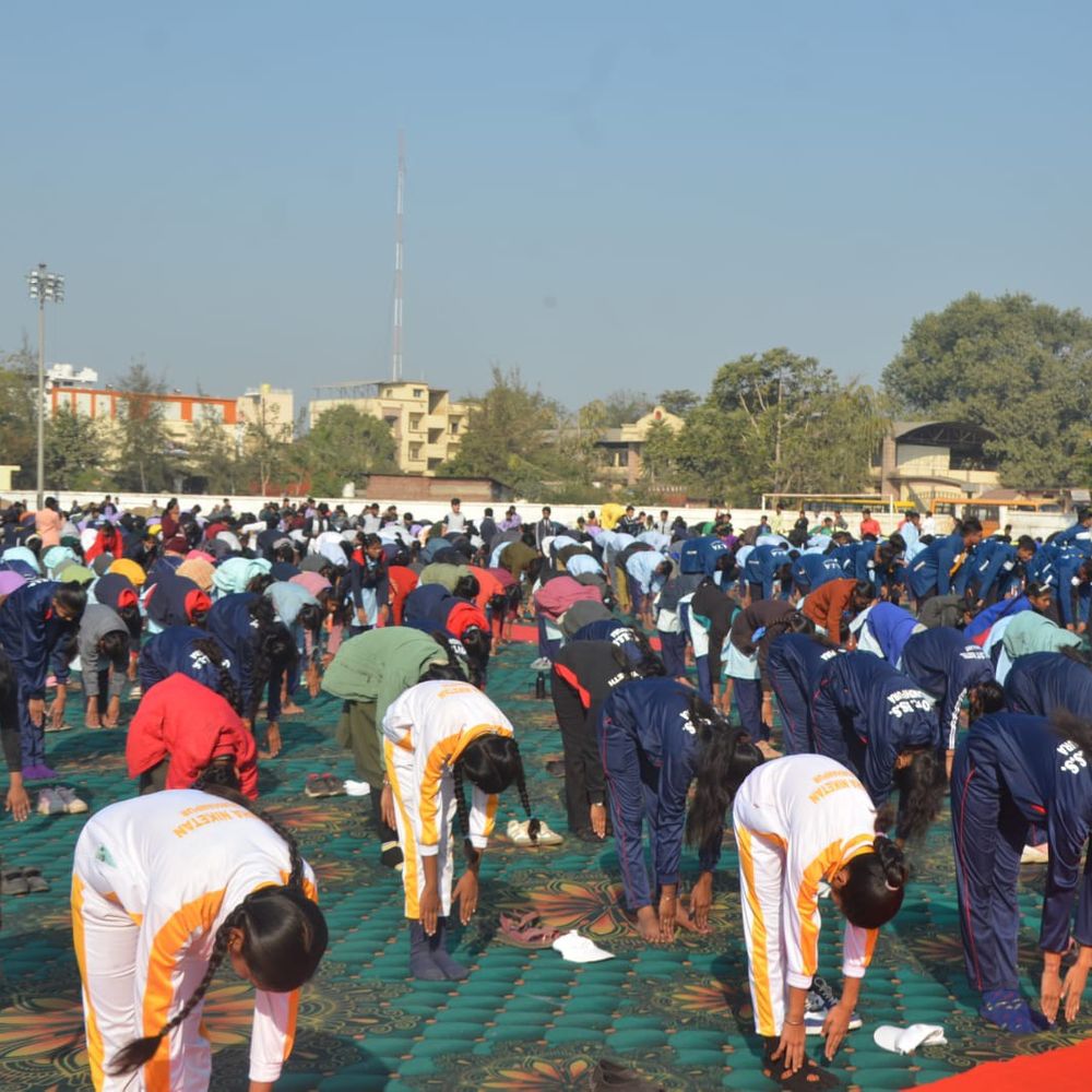 बुरहानपुर में युवा दिवस पर सामूहिक सूर्य नमस्कार:अफसर, जनप्रतिनिधि और स्कूली छात्रों ने नेहरू स्टेडियम में किया योग