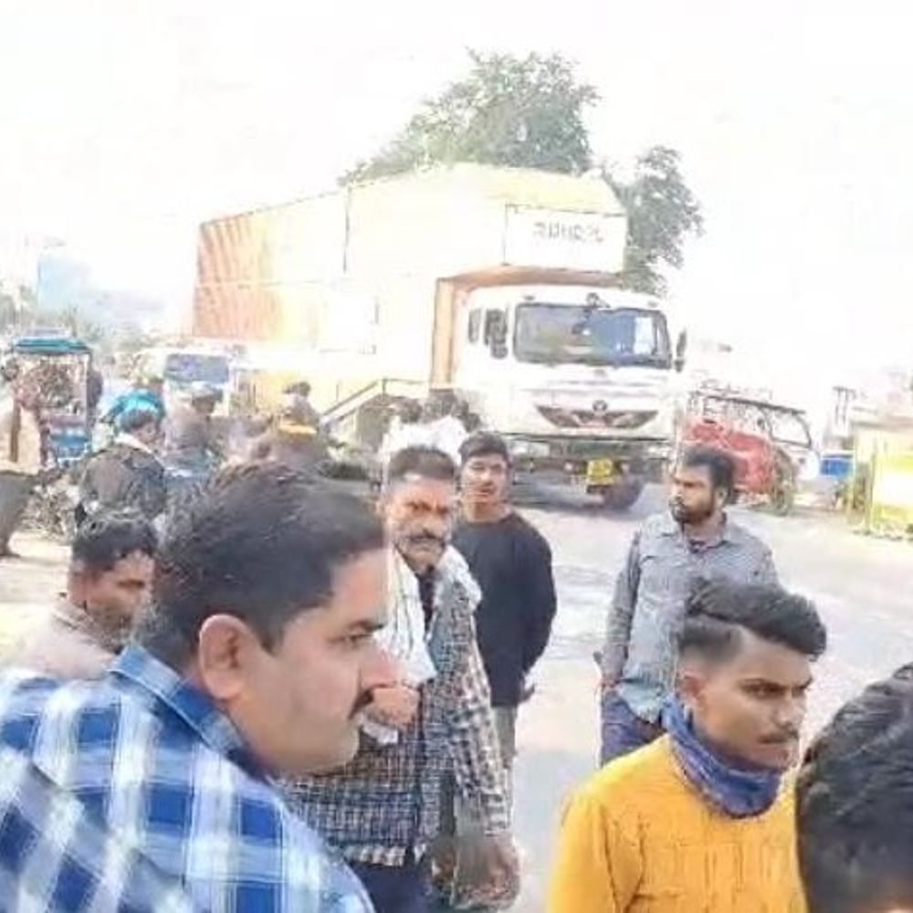 मुजफ्फरपुर में ट्रक ने पिता-बेटी को कुचला, मौत:घर का सामान लाने बाइक से निकले थे दोनों, हादसे के बाद ड्राइवर फरार