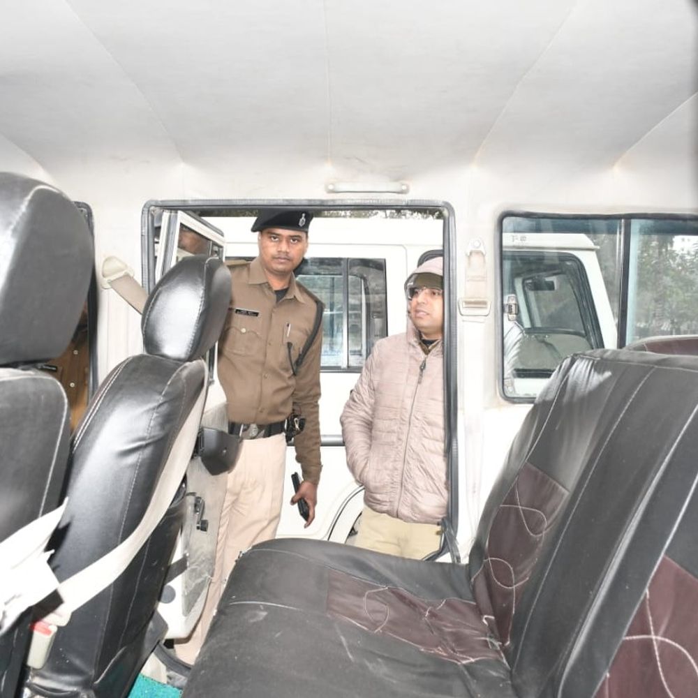 SP ने पुलिस केंद्र में वाहनों का परेड किया:सुरक्षा उपकरणों का निरीक्षण कर दिए निर्देश, गाड़ियों की तकनीकी स्थिति की बारीकी से जांच