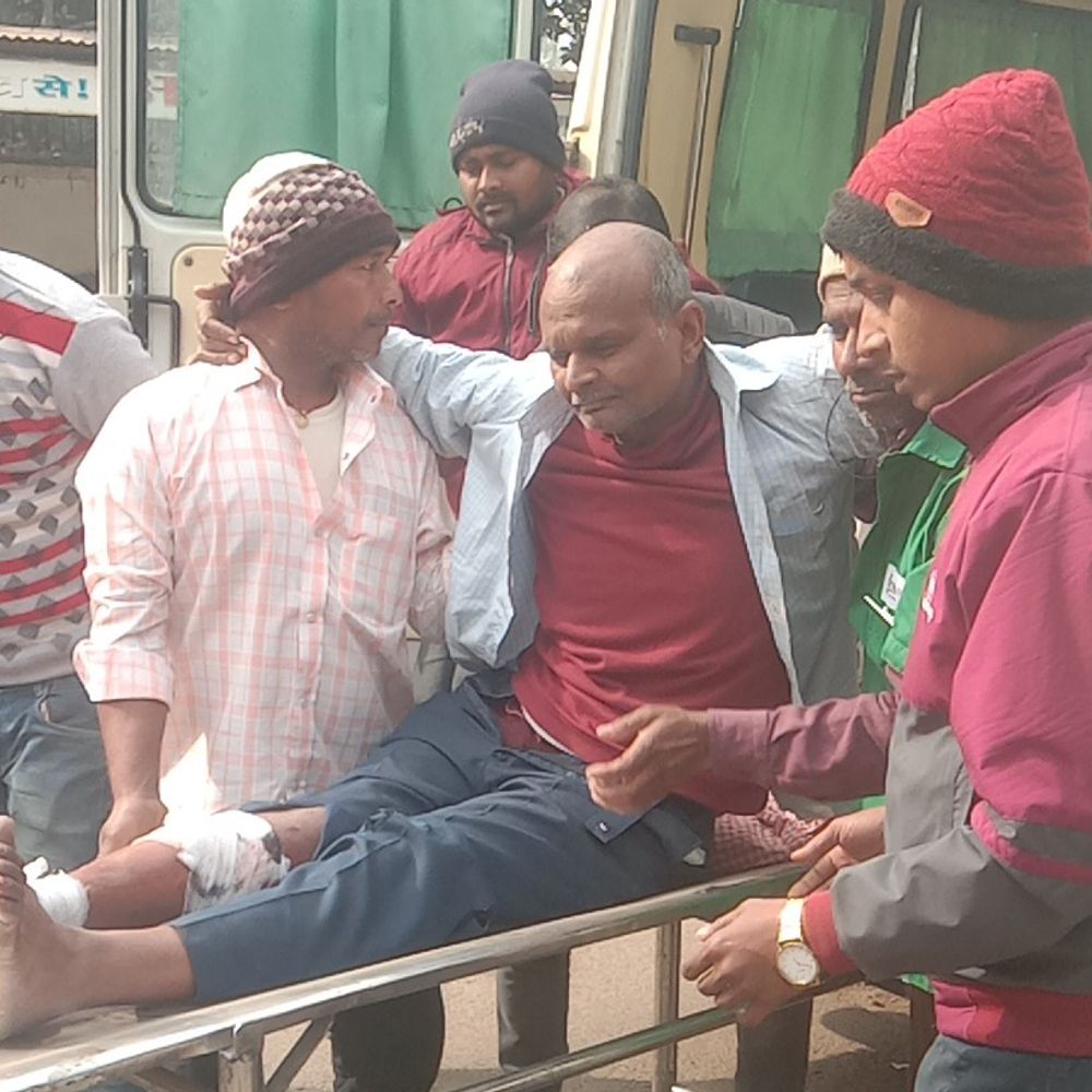 नवगछिया में सड़क हादसा, एक परिवार के तीन घायल:दो की हालत गंभीर, ऑटो में टक्कर मारने के बाद पिकअप वैन चालक फरार