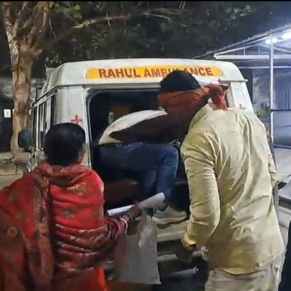 जमुई में तेज रफ्तार बाइक दुर्घटनाग्रस्त, युवक घायल:पिकनिक मनाकर घर लौटते समय हादसा, गंभीर हालत में पटना रेफर