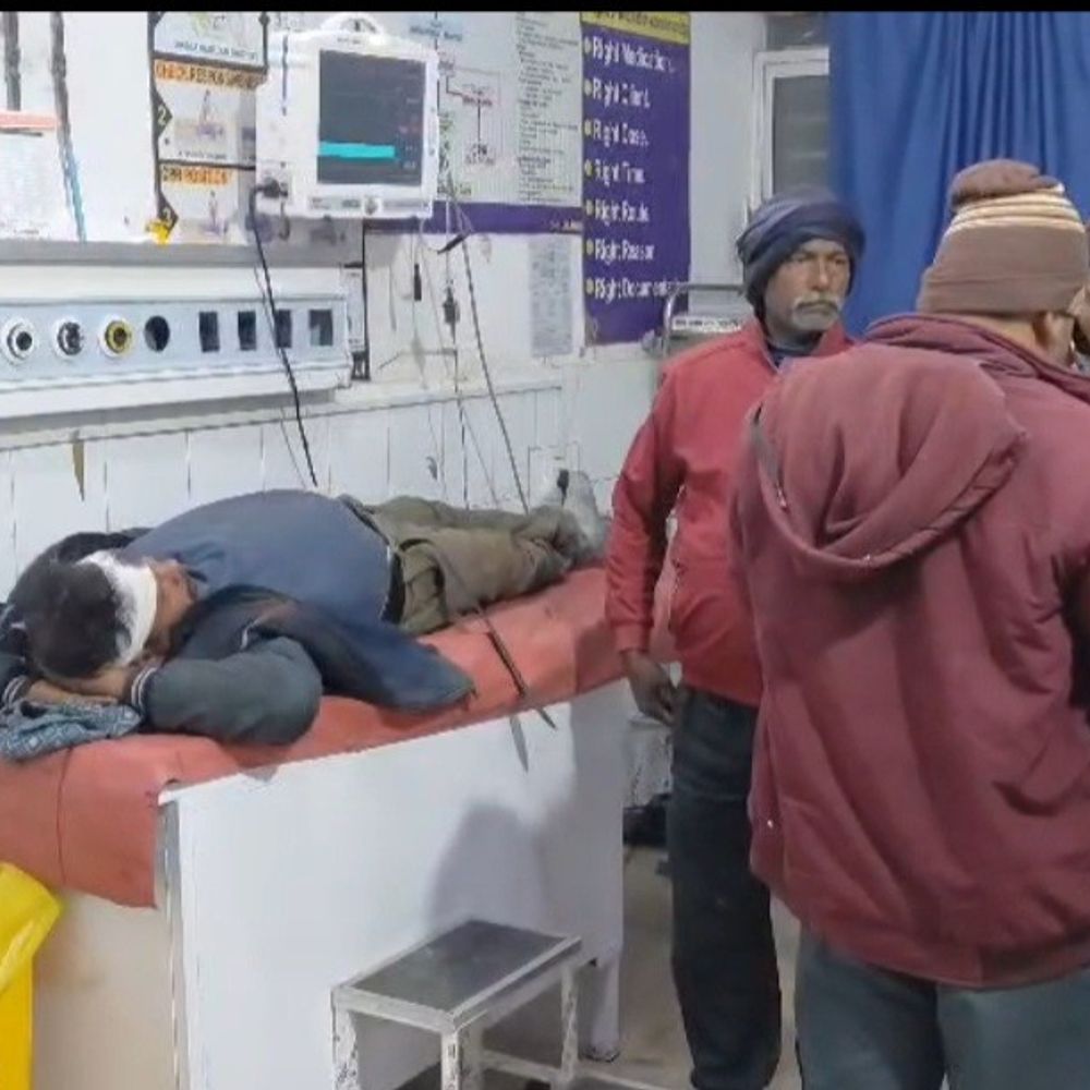 जमुई में अज्ञात वाहन ने बाइक सवार को टक्कर मारी:घायल युवक अस्पताल में भर्ती, चालक फरार, पुलिस जांच जारी