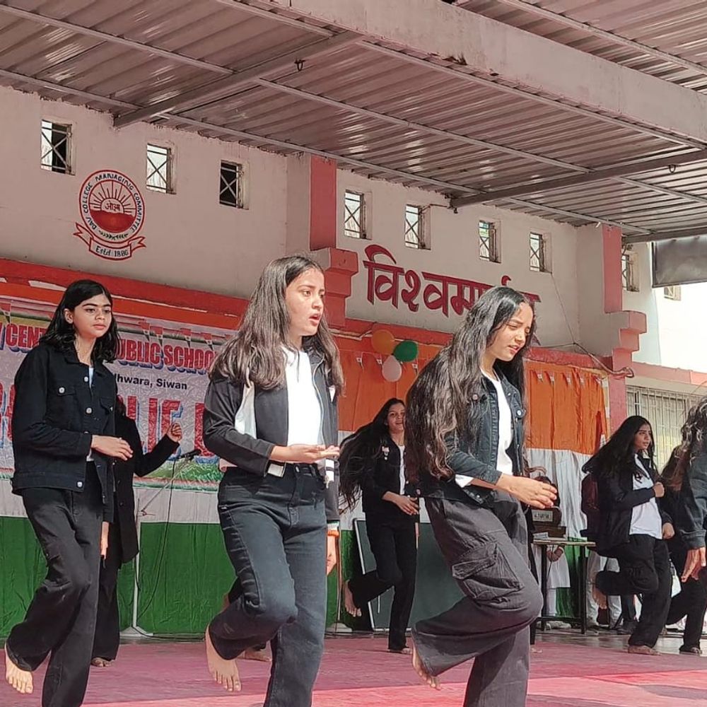 सीवान के टाउन हॉल में सांस्कृतिक कार्यक्रम:कस्तूरबा गांधी विद्यालय फर्स्ट, डीएवी पब्लिक स्कूल सेकंड; छात्रों ने दी रंगारंग प्रस्तुतियां