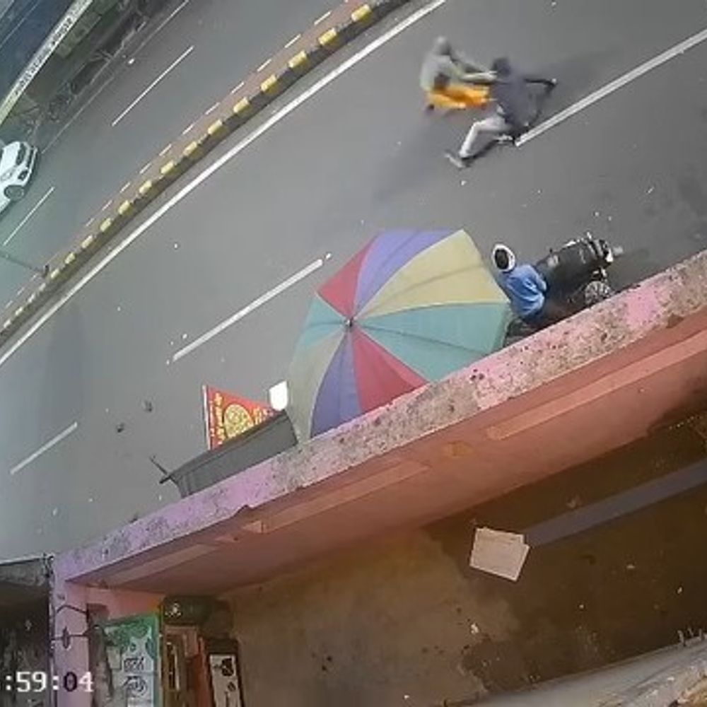 मथुरा में पुजारी ने श्रद्धालु से की मारपीट:मंदिर के बाहर का वीडियो आया सामने, जांच की मांग