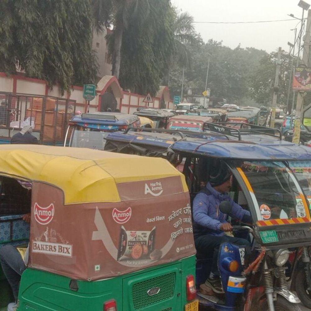 भागलपुर में टाउन हॉल के पास रोड जाम:जन संवाद कार्यक्रम में पहुंचे सैकड़ों फरियादी, यातायात व्यवस्था प्रभावित; घंटों फंसे रहे वाहन चालक