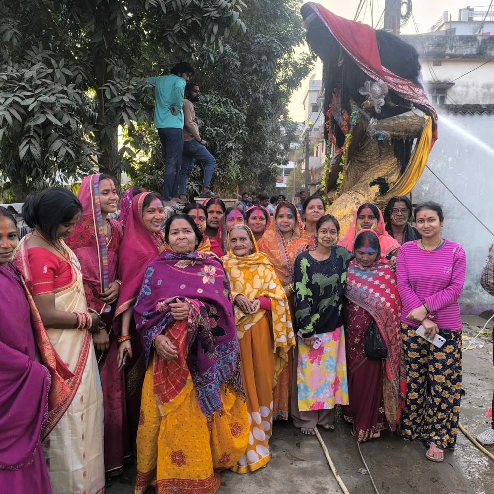 कटिहार में 18 फीट की सरस्वती प्रतिमा का अनूठा विसर्जन:मूर्ति को इलेक्ट्रॉनिक पंप से किया विसर्जित, देखने उमड़ी भीड़