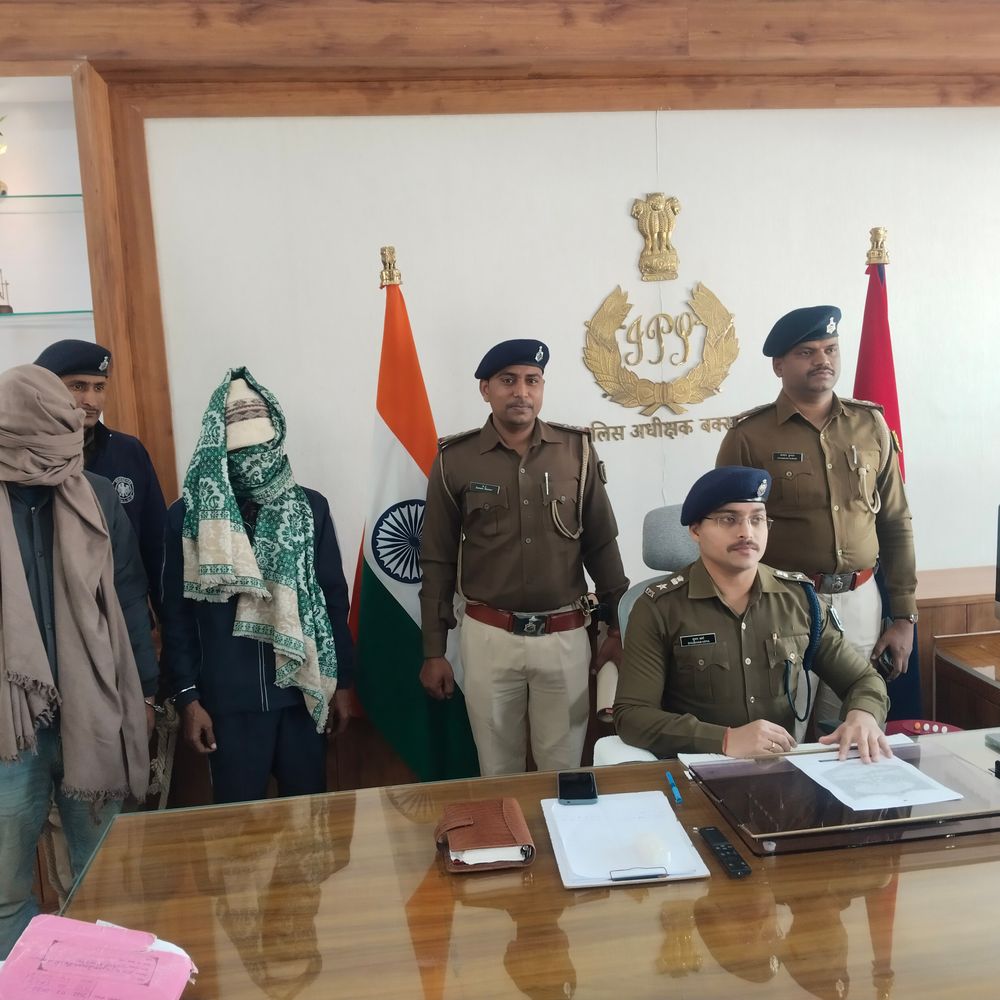 बक्सर में 22 किलो गांजा पकड़ा गया:दो तस्कर गिरफ्तार, कार-टेम्पो जब्त, बाकी आरोपियों की तलाश जारी