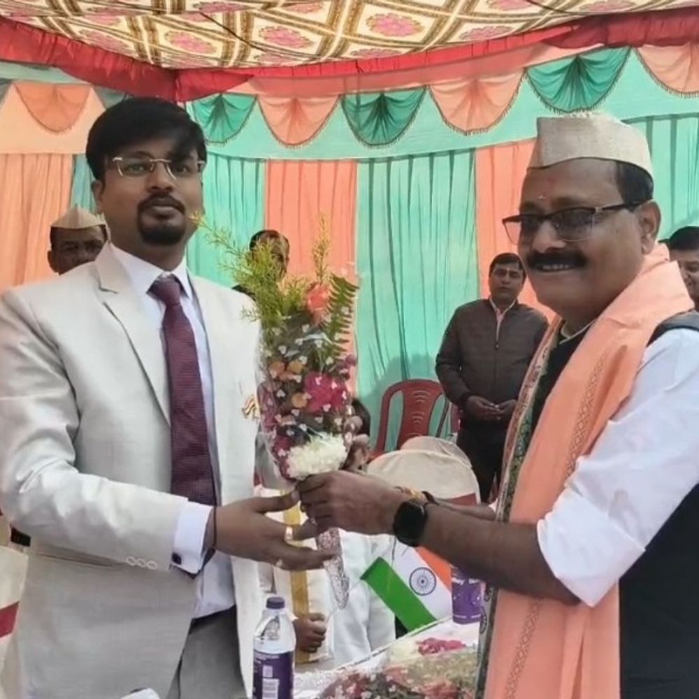 भागलपुर महादलित टोला में नगर आयुक्त ने किया झंडोत्तोलन:गणतंत्र दिवस पर बच्चों को बांटी ट्रॉफी व मिठाई