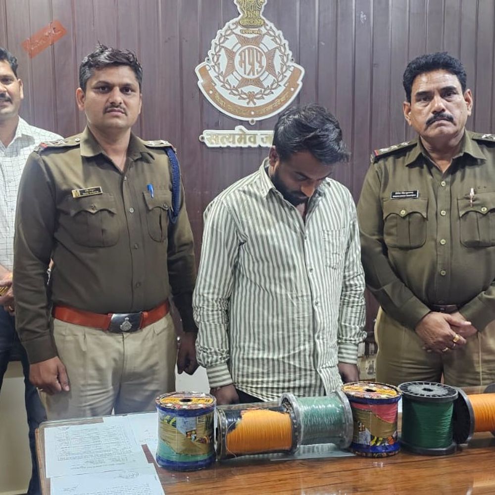बड़वानी में प्रतिबंधित चाइनीज मांझा बेचते दुकानदार गिरफ्तार:पुलिस ने 5 हजार रुपए का मांझा किया जब्त, आरोपी पर मामला दर्ज