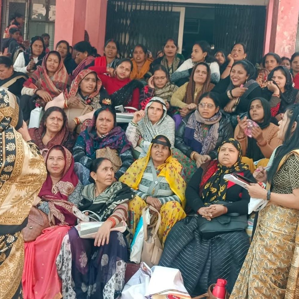 आशाओं ने मांगों को लेकर मनाया ‘काला दिवस’:औरैया जिला अस्पताल में प्रदर्शन, सरकारी कर्मचारी का दर्जा देने की मांग