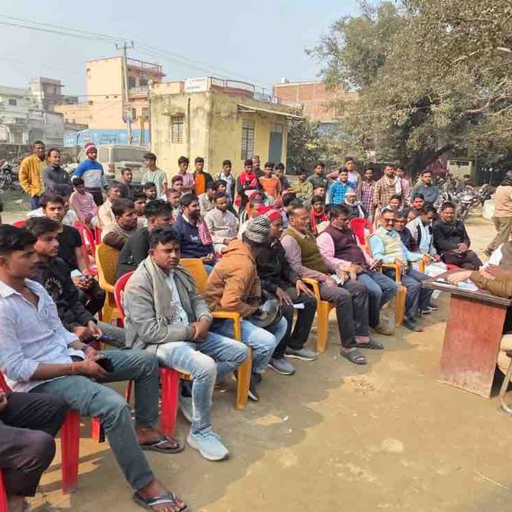 मोतिहारी में सरस्वती पूजा को लेकर पुलिस अलर्ट:सभी थानों में शांति समिति की बैठक, डीजे पर पूरी तरह रोक, सोशल मीडिया पर कड़ी निगरानी