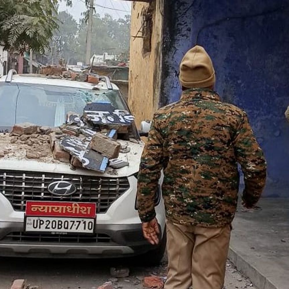 संभल में जज की गाड़ी पर गिरा छज्जा:गुन्नौर कोर्ट में बड़ा हादसा टला, दो लाख से अधिक का नुकसान