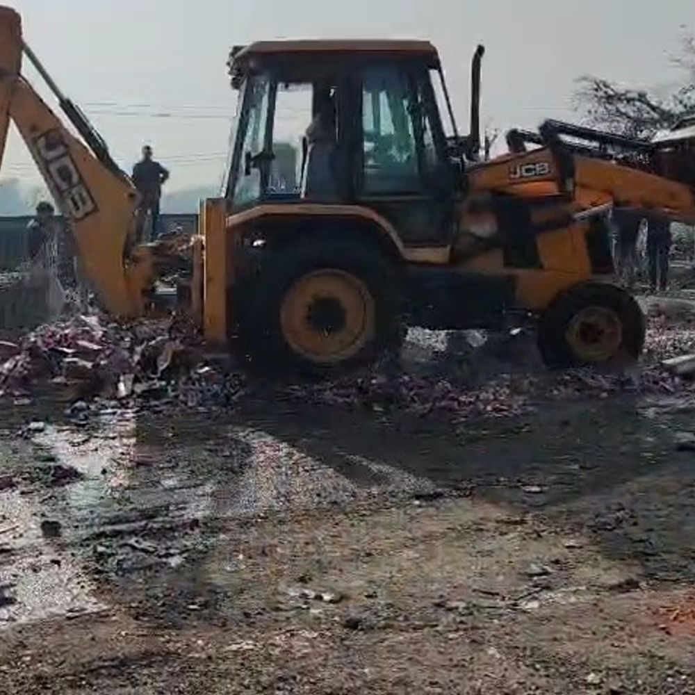 गोपालगंज में एक करोड़ की शराब जब्त:उत्पाद विभाग ने बुलडोजर चलाकर देशी-विदेशी शराब को किया नष्ट