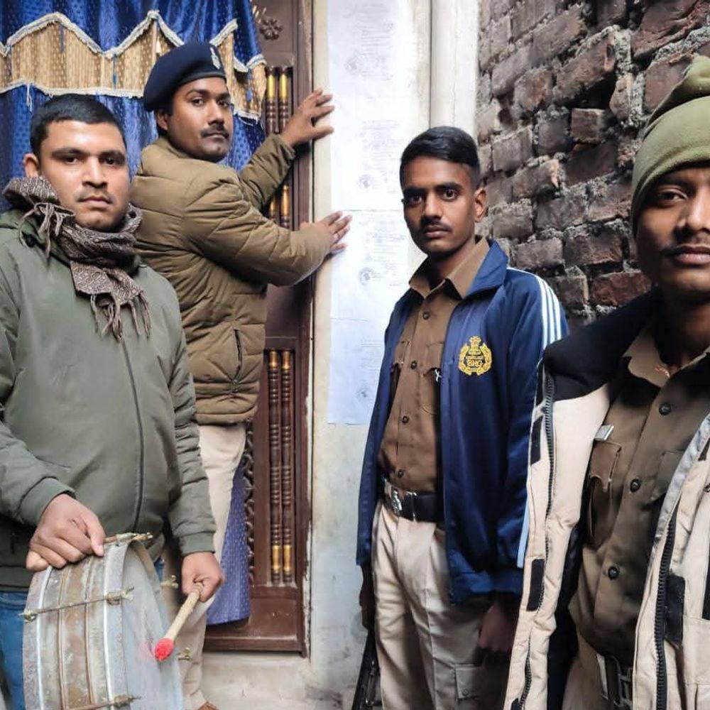 कमतौल में फरार आरोपियों के घर नोटिस:महिला की हत्या के मामले में पुलिस ने चिपकाया इश्तेहार