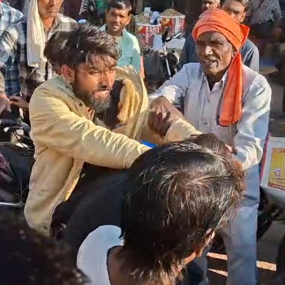 धौलपुर में भाई ने बहन से सरेराह की मारपीट:पैलेस रोड पर आधे घंटे तक लगा जाम, शांत नहीं होने पर पुलिस ने किया गिरफ्तार