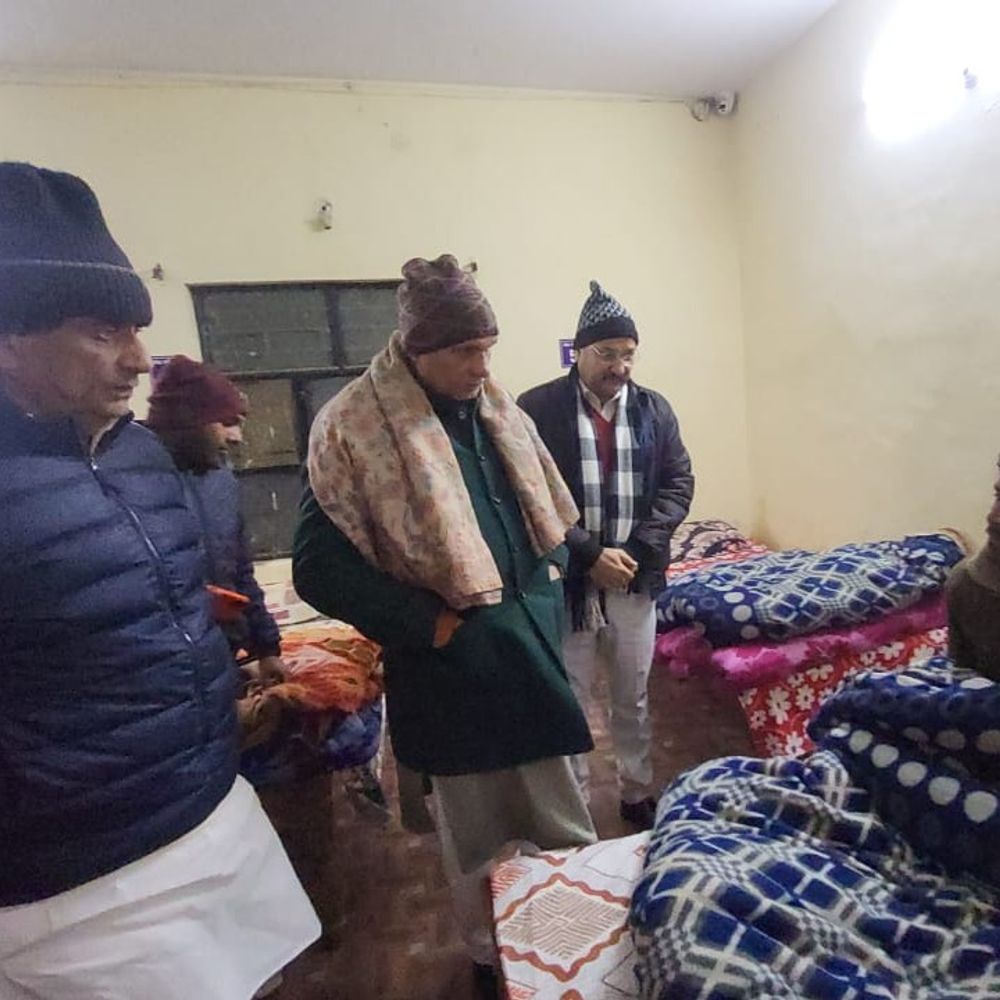 प्रभारी मंत्री ने रैनबसेरों का निरीक्षण किया, व्यवस्थाएं परखीं:मेरठ में लोगों से पूछा- कोई पैसे तो नहीं मांगता