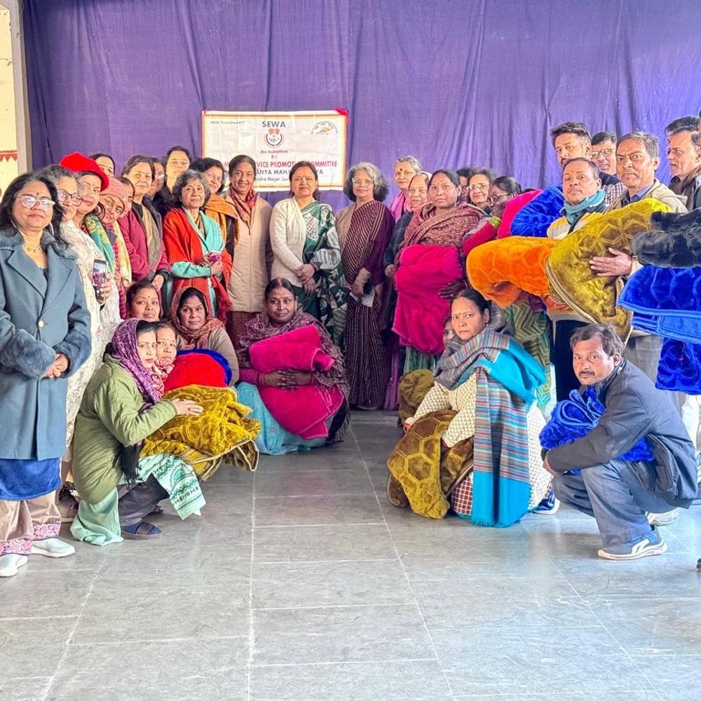 नवयुग कन्या महाविद्यालय में कंबल वितरण:मकर संक्रांति पर चतुर्थ श्रेणी कर्मचारियों को सर्दी से राहत मिलेगी