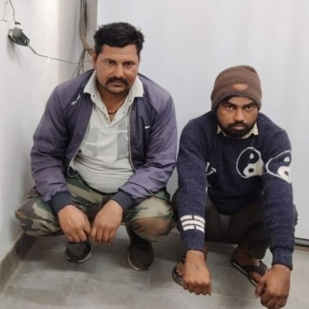 मनियां थाना पुलिस की बड़ी कार्रवाई:अवैध हथियारों सहित दो आरोपी गिरफ्तार