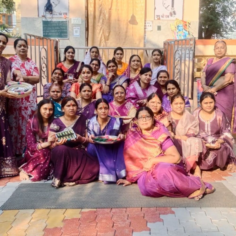 सामूहिक हनुमान चालीसा का पाठ कर बांटे उपहार