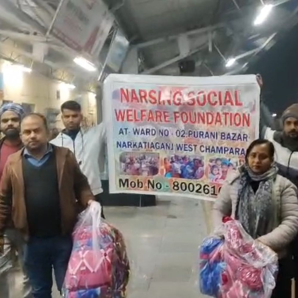 नरकटियागंज में जरूरतमंदों को बांटे गए कंबल:नर्सिंग सोशल वेलफेयर फाउंडेशन ने ठंड से राहत के लिए चलाया अभियान