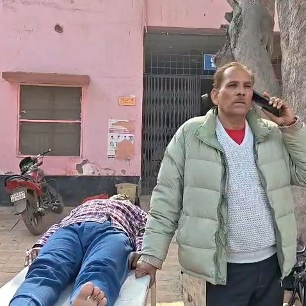 सड़क हादसे में घायल आबकारी सिपाही का इलाज अधर में:मथुरा जिला अस्पताल पर लापरवाही का आरोप, स्ट्रेचर पर तड़पता रहा जवान