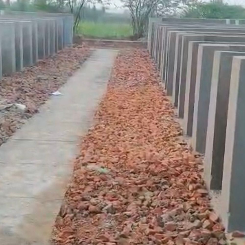 रायबरेली में 40 लाख के आरसीसी-सेंटर निर्माण में धांधली:मानकों की अनदेखी पर ग्रामीणों ने जांच और कार्रवाई की मांग की