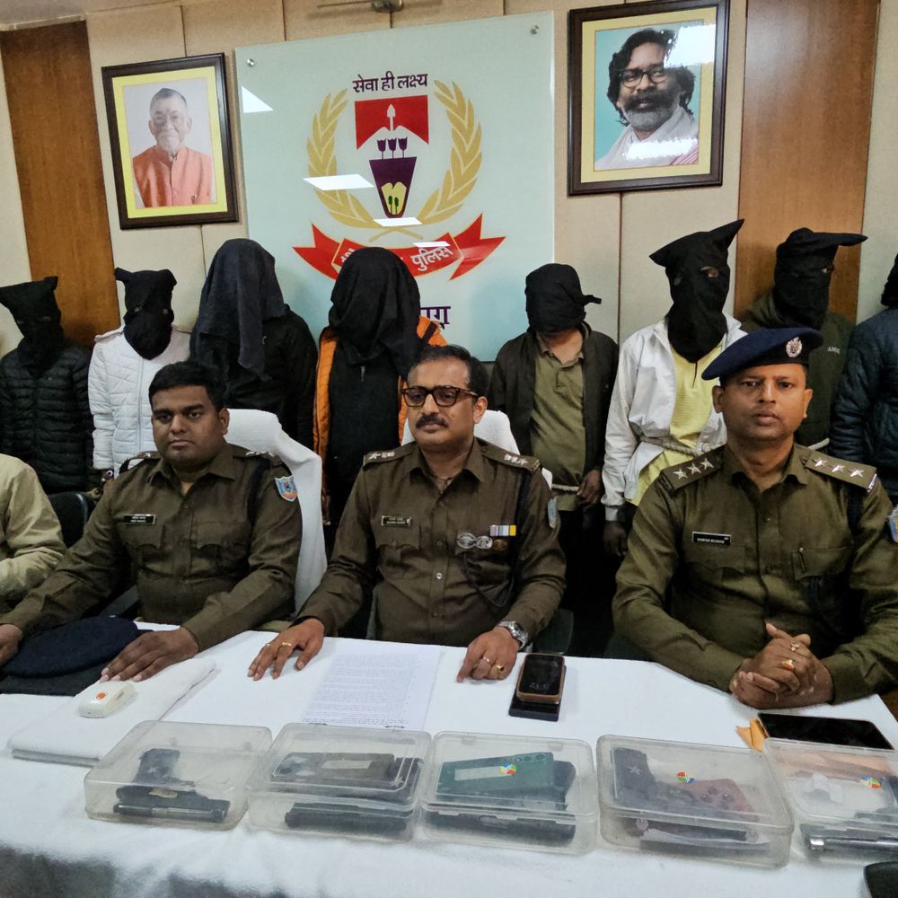 हजारीबाग में राहुल दुबे गैंग के 10 अपराधी गिरफ्तार:उरीमारी फायरिंग कांड का पुलिस ने किया खुलासा, फुटबॉल मैदान के पास हुई गिरफ्तारी