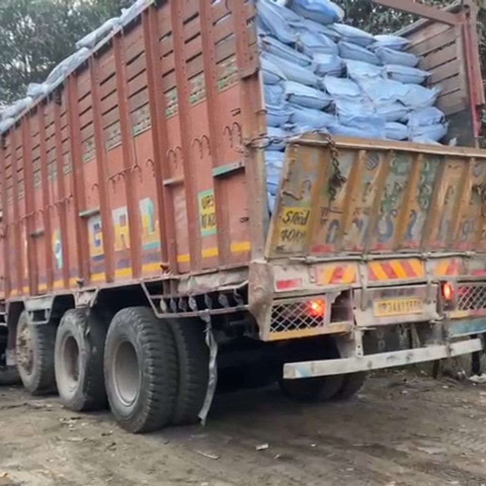 सीतापुर में जीएसटी टीम ने 6 ट्रक खाद की जब्त:2,633 बोरी समेत गोदाम सील, कालाबाजारी की सूचना पर कार्रवाई