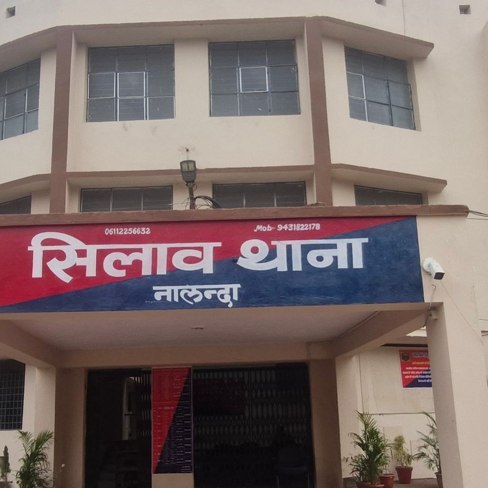 सिलाव बाजार में महिला बेहोश होकर गिरी:लोग मदद करने के बजाय तमाशा देखते रहे, ग्रामीण बैंक में पैसे निकालने आई थी