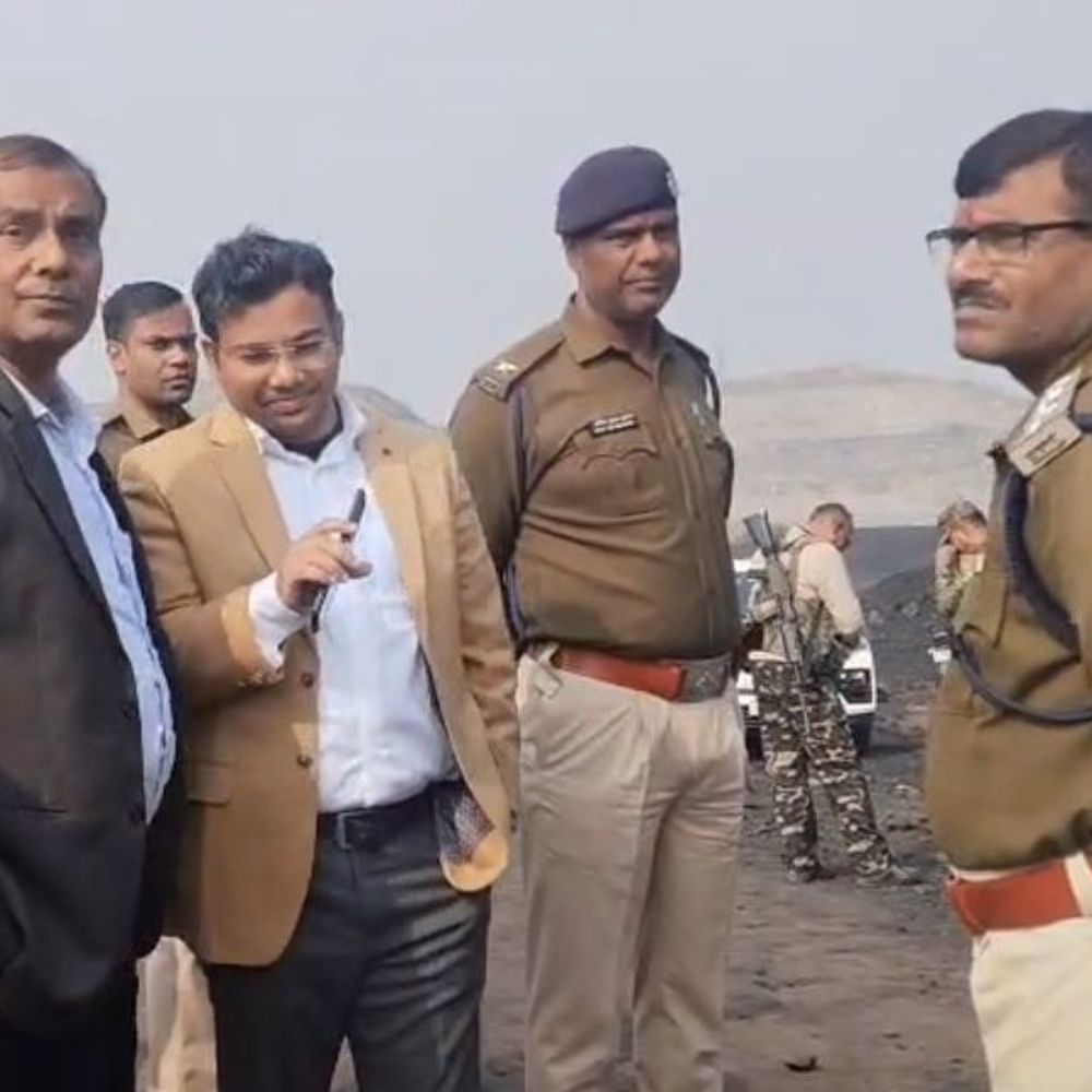 धनबाद में हाइवा की टक्कर से युवक की मौत:चापापुर मार्ग पर हुआ हादसा, परिजनों ने मुआवजा और नौकरी की मांग पर किया प्रदर्शन