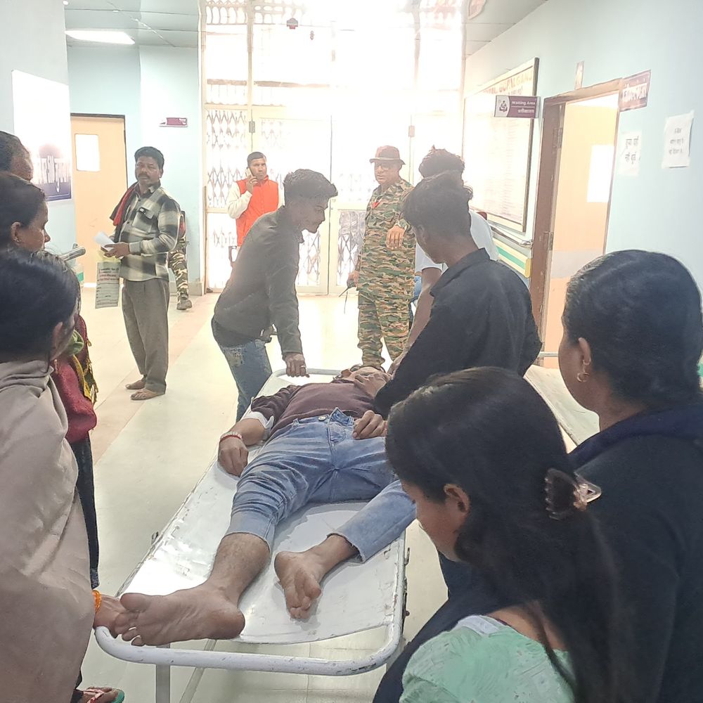 गोपालगंज में 2 बाइकों की भिड़ंत, युवक गंभीर घायल:काम से सामुदायिक स्वास्थ्य केंद्र के रास्ते कहीं जा रहे थे, हालत नाजुक