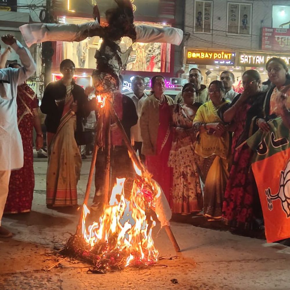 बुरहानपुर में बरैया के बयान पर महिला मोर्चा का विरोध:कमल तिराहा पर पुतला दहन, भाजपा ने कांग्रेस को बताया महिला विरोधी