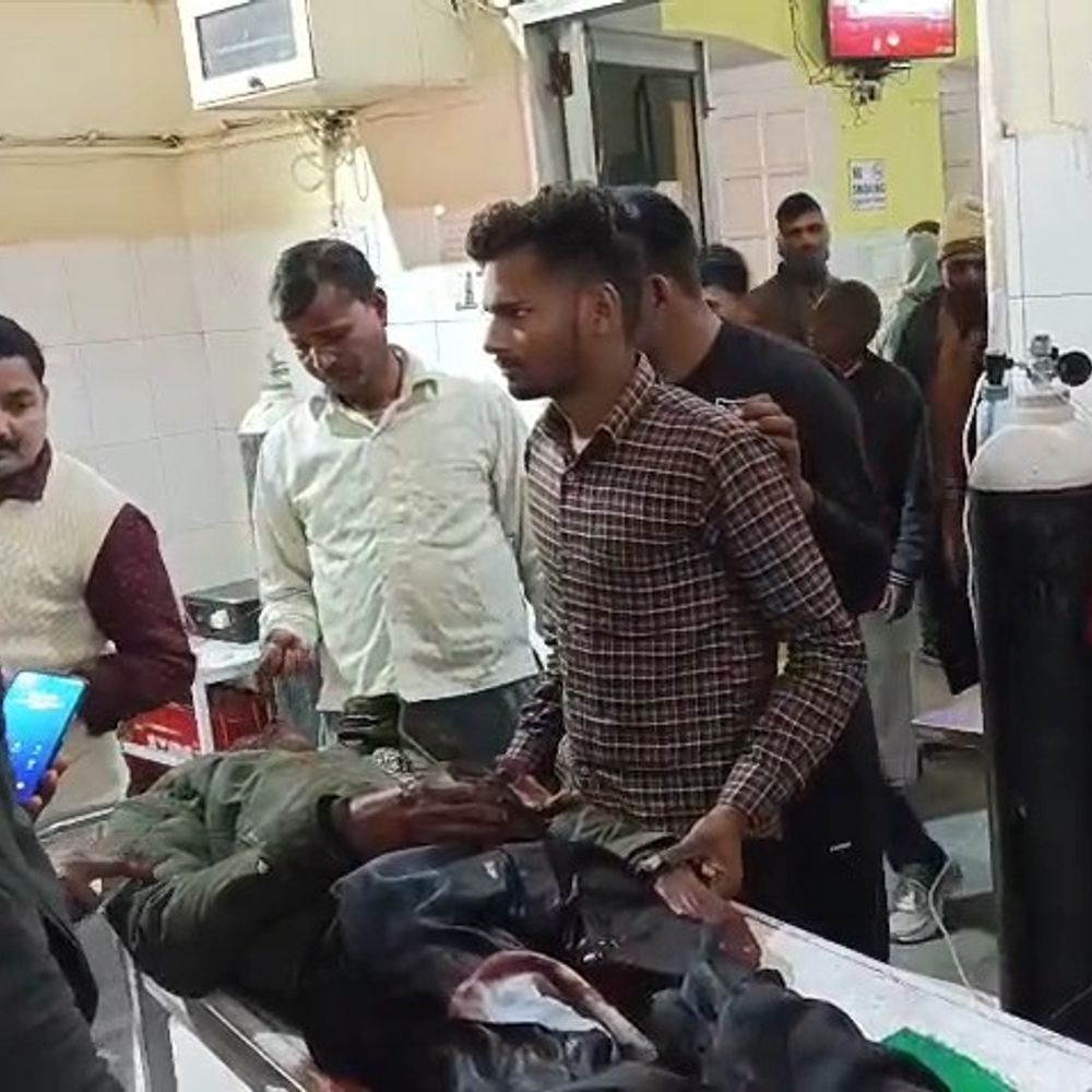 सीतापुर में दो बाइकों की भिड़ंत:युवक उछलकर सड़क पर गिरा, पीछे से आ रही मोटरसाइकिल ने कुचला; मौत