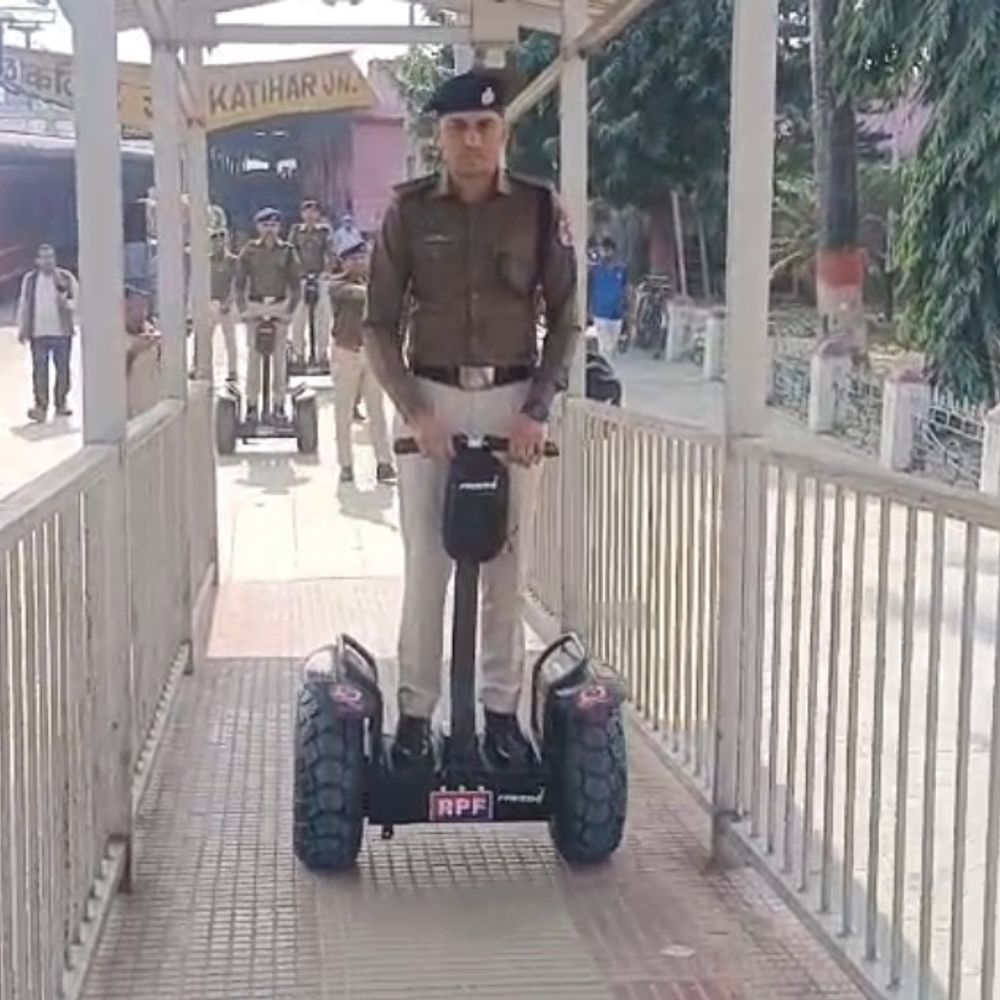 कटिहार स्टेशन पर RPF की नई पहल:सेगवे से गश्त शुरू, यात्रियों को सुरक्षा व नियमों की जानकारी, निगरानी और तेज
