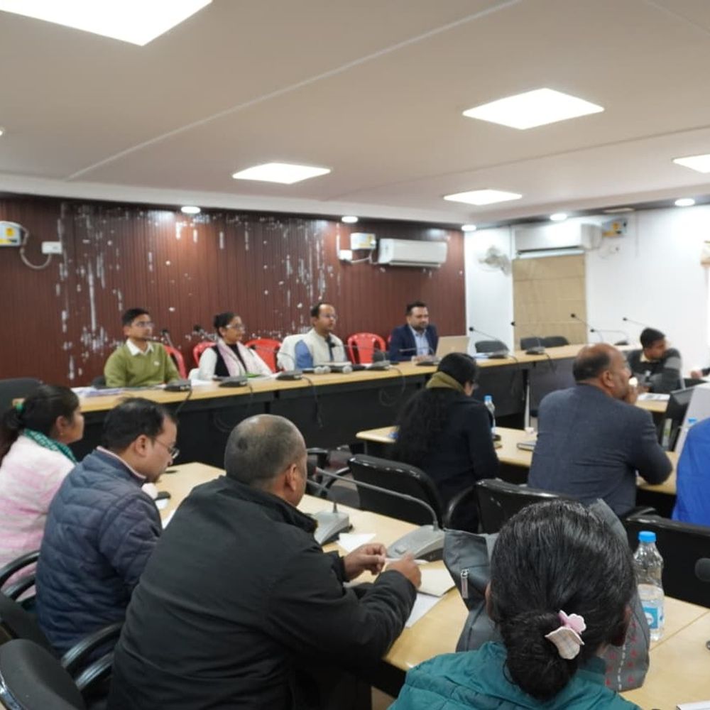 जिलाधिकारी ने पंचायत राज योजनाओं की समीक्षा की:सोलर लाइट और पंचायत सरकार भवनों के निर्माण को लेकर निर्देश दिए