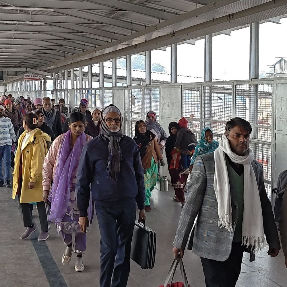 नॉर्थईस्ट एक्सप्रेस रद्द, ट्रेनें 12 घंटे तक लेट:फिरोजाबाद में शीतलहर का प्रकोप, यात्रियों को हुई भारी परेशानी, प्लेटफॉर्म पर ठिठुरते दिखे