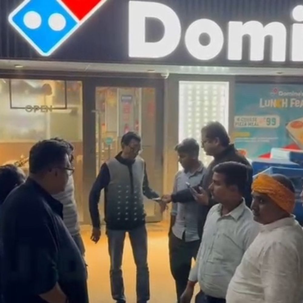 नवादा डोमिनोज पिज्जा में गैस लीकेज से हादसा टला:18 सिलेंडर रखे होने पर अपार्टमेंट में मचा बवाल, स्थानीय लोगों ने किया विरोध प्रदर्शन