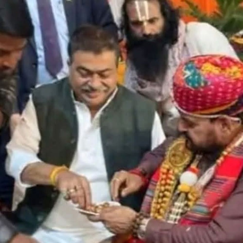 गोंडा में बाहुबलियों का महाजुटान:पूर्व सांसद बृजभूषण शरण सिंह के साथ मंच पर दिखे पूर्वांचल के दिग्गज बाहुबली, सत्ता के शीर्ष नेता रहे नदारद