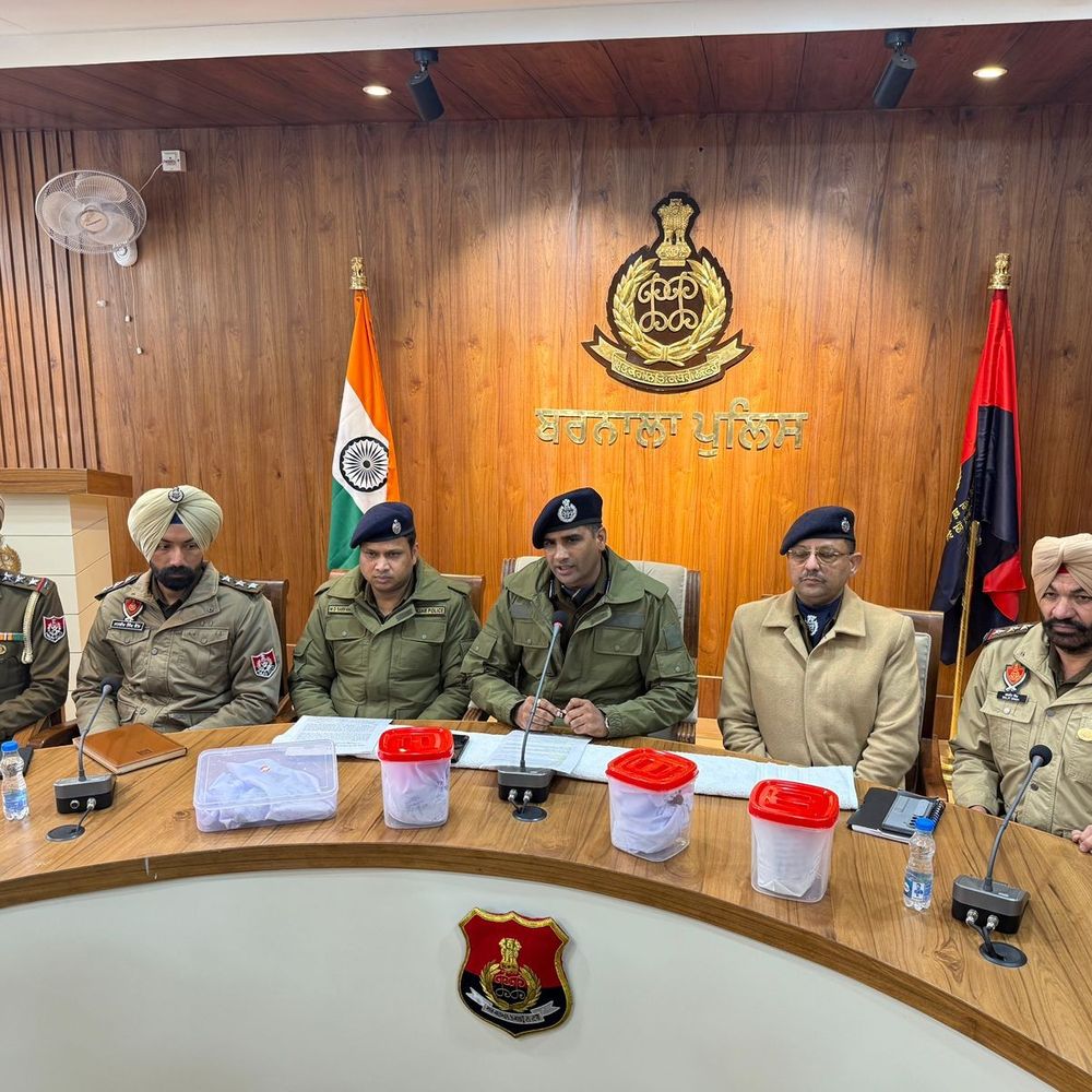 बरनाला में 3 नशा तस्कर गिरफ्तार, पाकिस्तान से संबंध:2 किलो हेरोइन, विदेशी पिस्टल बरामद; पाक को भेजे संवेदनशील जगहों के फोटो