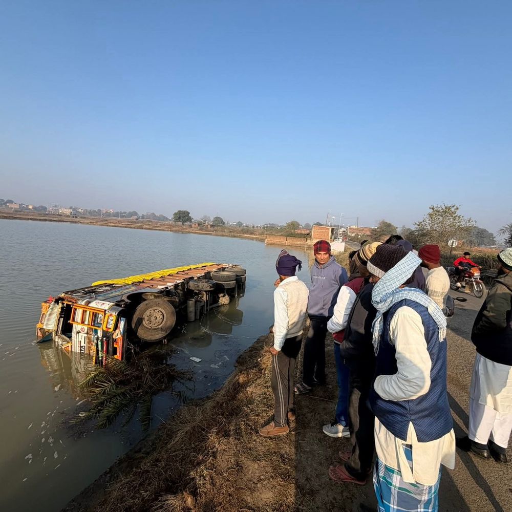 जमुआ-गिरिडीह मार्ग पर हादसा:बुढ़वा तालाब में पलटा ट्रक, चालक-खलासी फरार; कोई हताहत नहीं