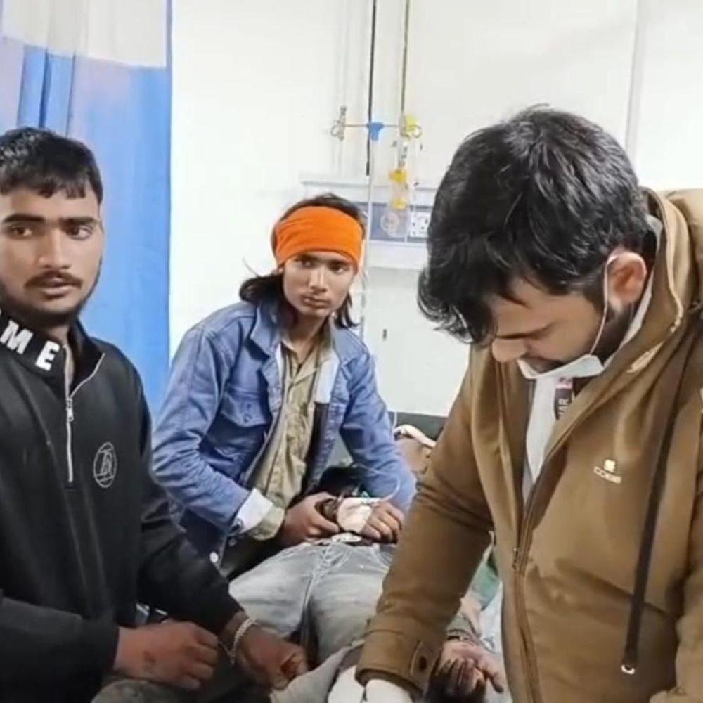 सीवान में ऑटो-बाइक की भिड़ंत, 2 घायल:नए साल को लेकर खरीदारी करने महाराजगंज बाजार गए थे, अस्पताल में भर्ती