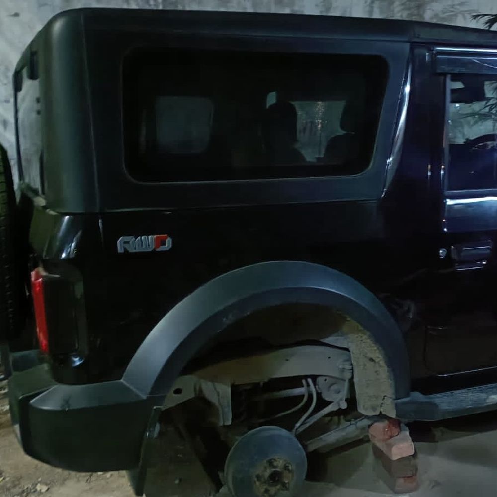 ग्रेटर नोएडा में थार के टायर चोरी:चोर गाड़ी के नीचे ईंट लगाकर फरार, पुलिस जांच में जुटी