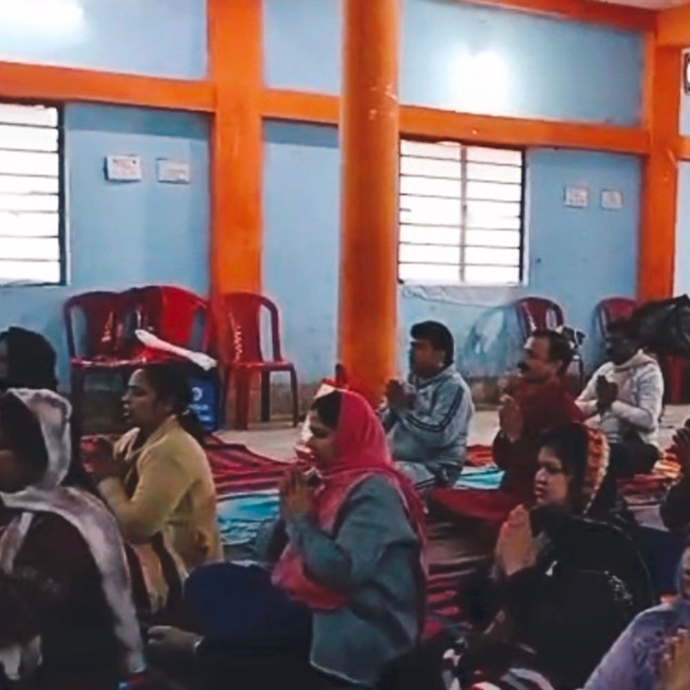 शेखपुरा में 7 दिन का योग शिविर:गुजरात से योग गुरु नीलेश लाड ने प्रशिक्षण दिया, प्राणायाम और ध्यान पर जोर, 50 से ज्यादा लोग शामिल